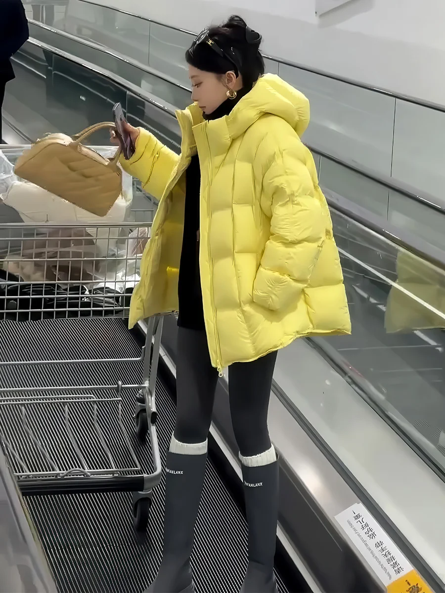 

Зимняя утепленная белая пуховая куртка-пуховик для женщин: модное индивидуальное пальто-бушлат с наполнителем из желтого гусиного пуха