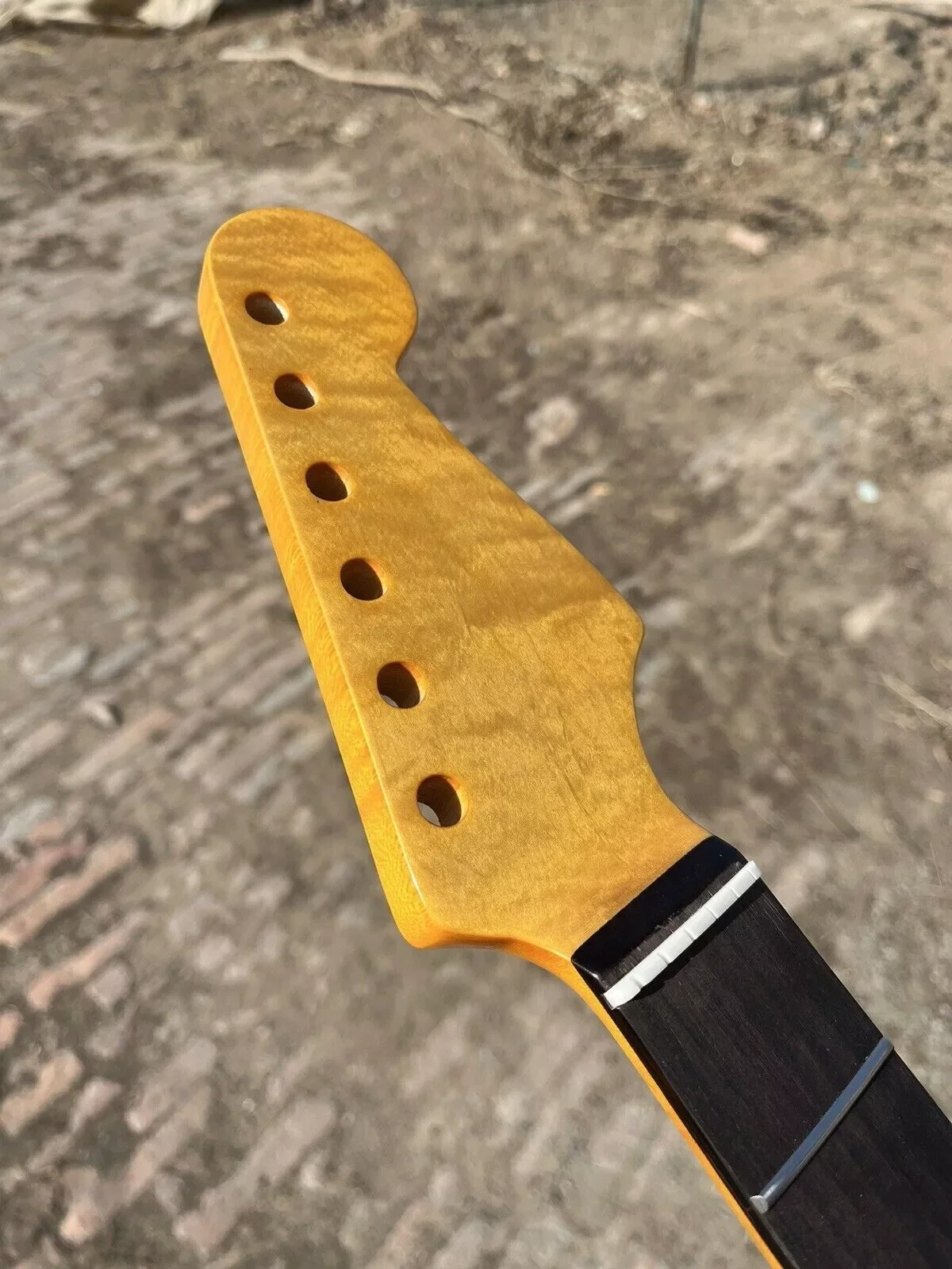 

The 21 Frets electric guitar neck is suitable for electric guitar replacement parts