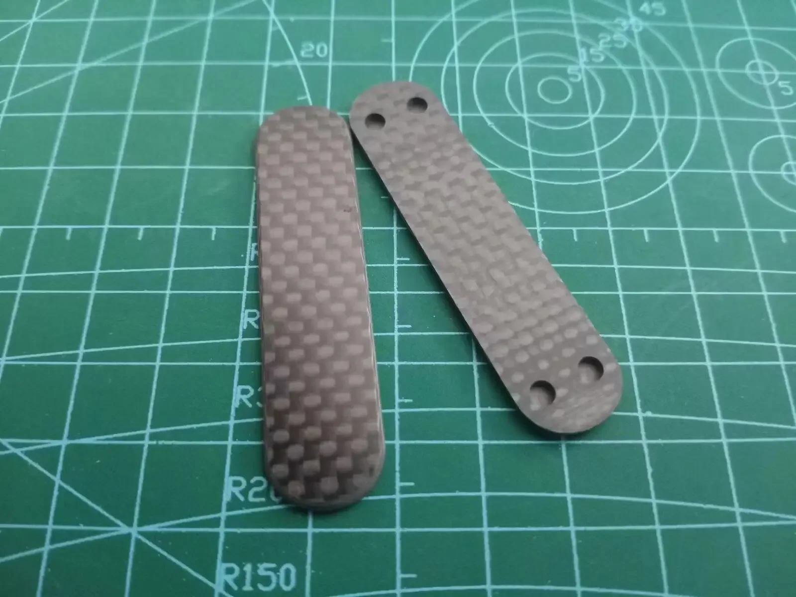 New 1 Pair DIY Carbon Fibre Handle Scales for 58mm Victorinox Swiss Army Knife