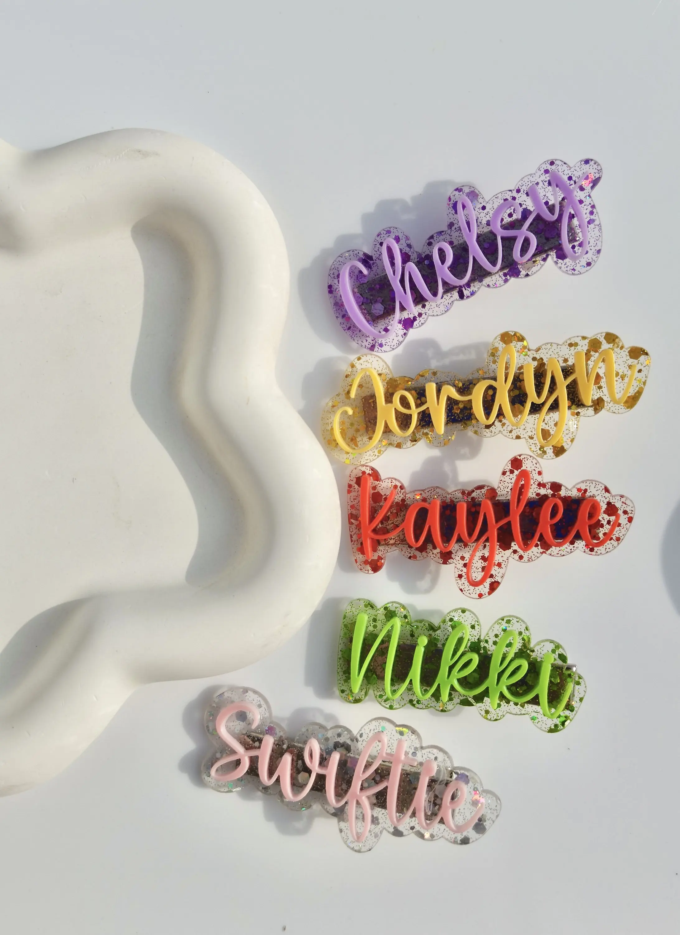 قطعة واحدة من مشبك الشعر المخصص - اسم شخصي منقوش بالليزر PMMA هدايا فريدة لطيفة للمراهقين