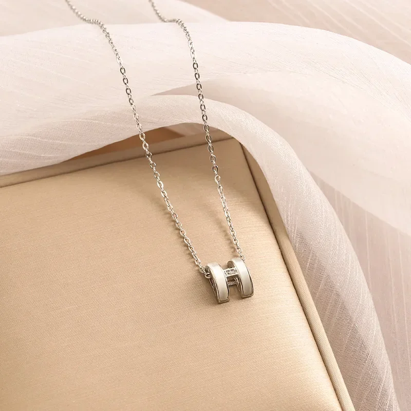 Collar con colgante de piedra de ojo de gato H con incrustaciones de diamantes, un collar de clavícula de moda y de alta gama para mujer