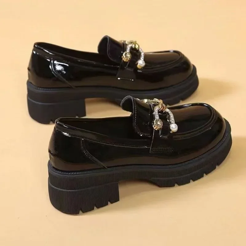 

2024 Hot Selling New Single Shoe Patent Leather British Style Thick Soles Increase A Slip-on Loafer Women's Shoes