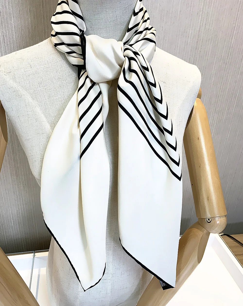 

Темпераментный женский профессиональный квадратный солнцезащитный крем, новый квадратный шарф 90 см, шаль ручной работы, платок с керлингом в геометрическую полоску