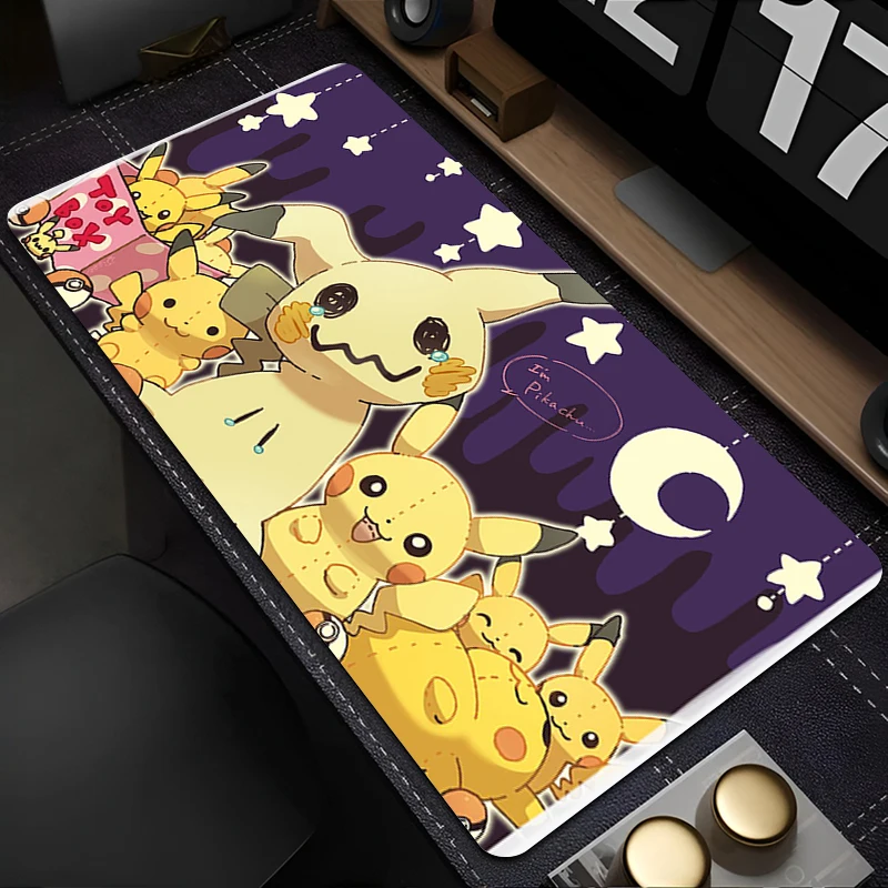 Tapete de Rato Grande Pokémon Mimikyu 90x40cm, Tapete para Laptop com Borda Travada, Tapete de Teclado para Jogos, Mousepad com Borda Branca e Borlas, Tapete de Mesa de Borracha