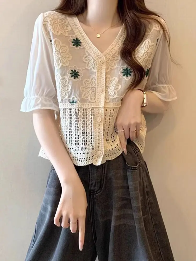 

Retro V-neck Embroidered Openwork Short Sleeved T-shirt Women's Summer New Fashionable Versatile Single Row Button Top