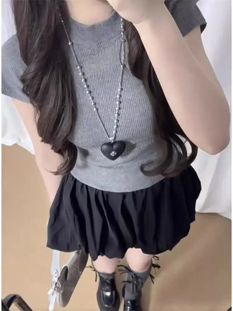 

Серый вязаный комплект из двух предметов: футболка с коротким рукавом и расклешенная юбка с высокой талией для женщин, осенний повседневный стиль, университетский стиль, полиэстер