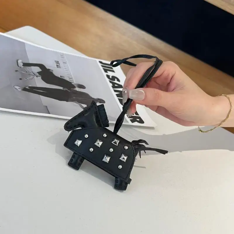 Trendiger Silberner Nieten-Pferde-Taschenanhänger, Handgenähter PU-Leder Fohlen-Anhänger als Taschenaccessoire