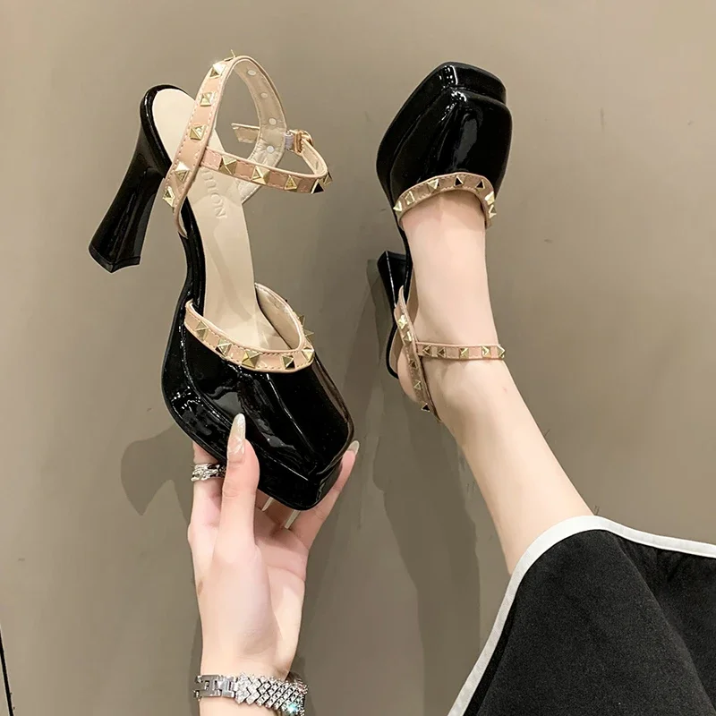 Новые женские сандалии 35-39, маленький размер, с квадратной головкой и заклепками, украшенная пряжкой, вечернее платье на высоком каблуке, модные непромокаемые туфли на платформе