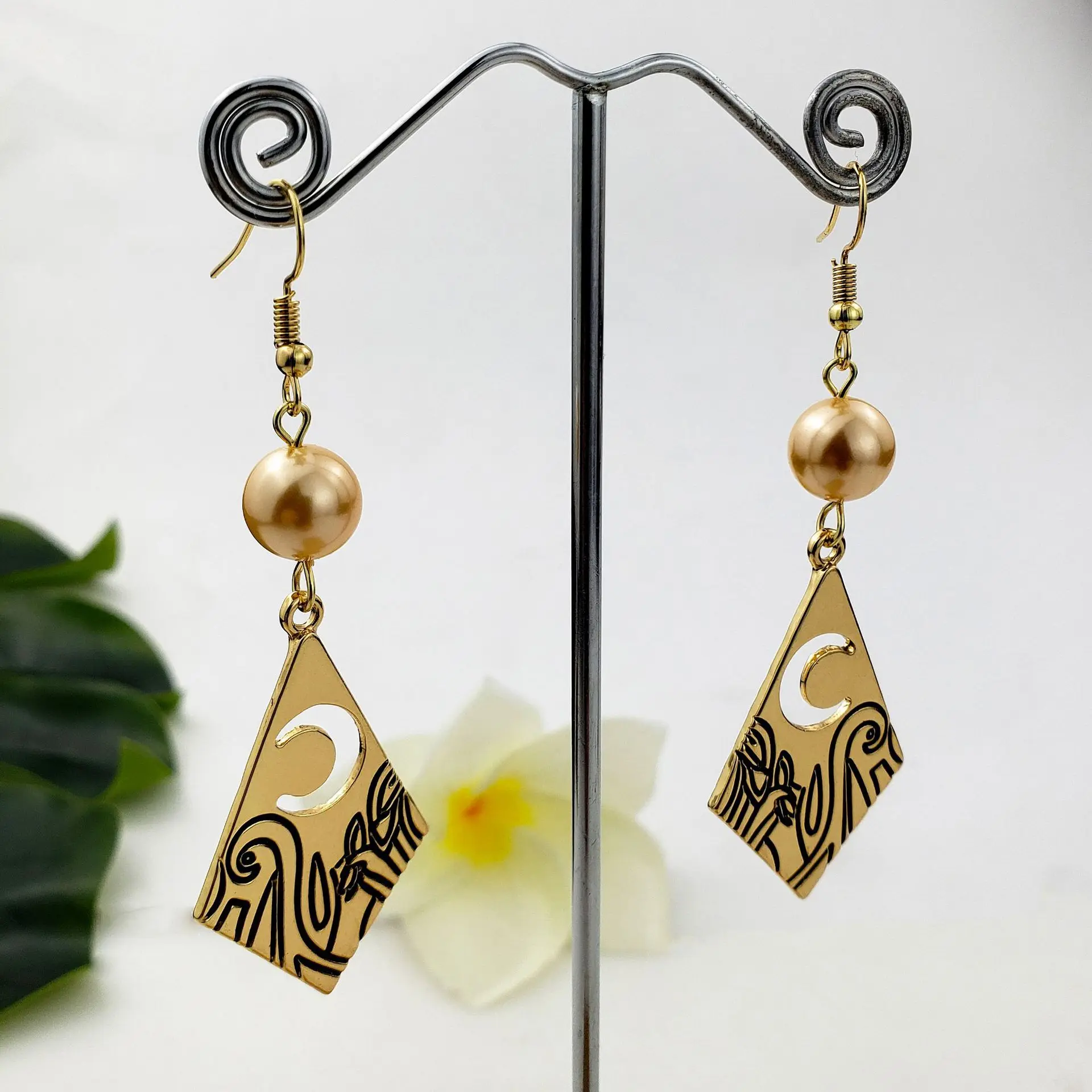 Delicate Hawaiian Heritage Tribal Design Earring with Natura Shell Pearl Hawaii Polynesian Tonga Chuuk Geometric Jewelry