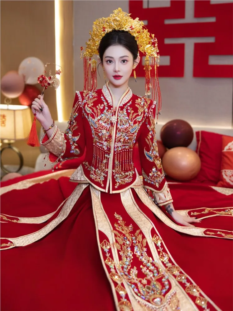 

New bride's wedding dress toasting large-sized heavy industry Chinese-style