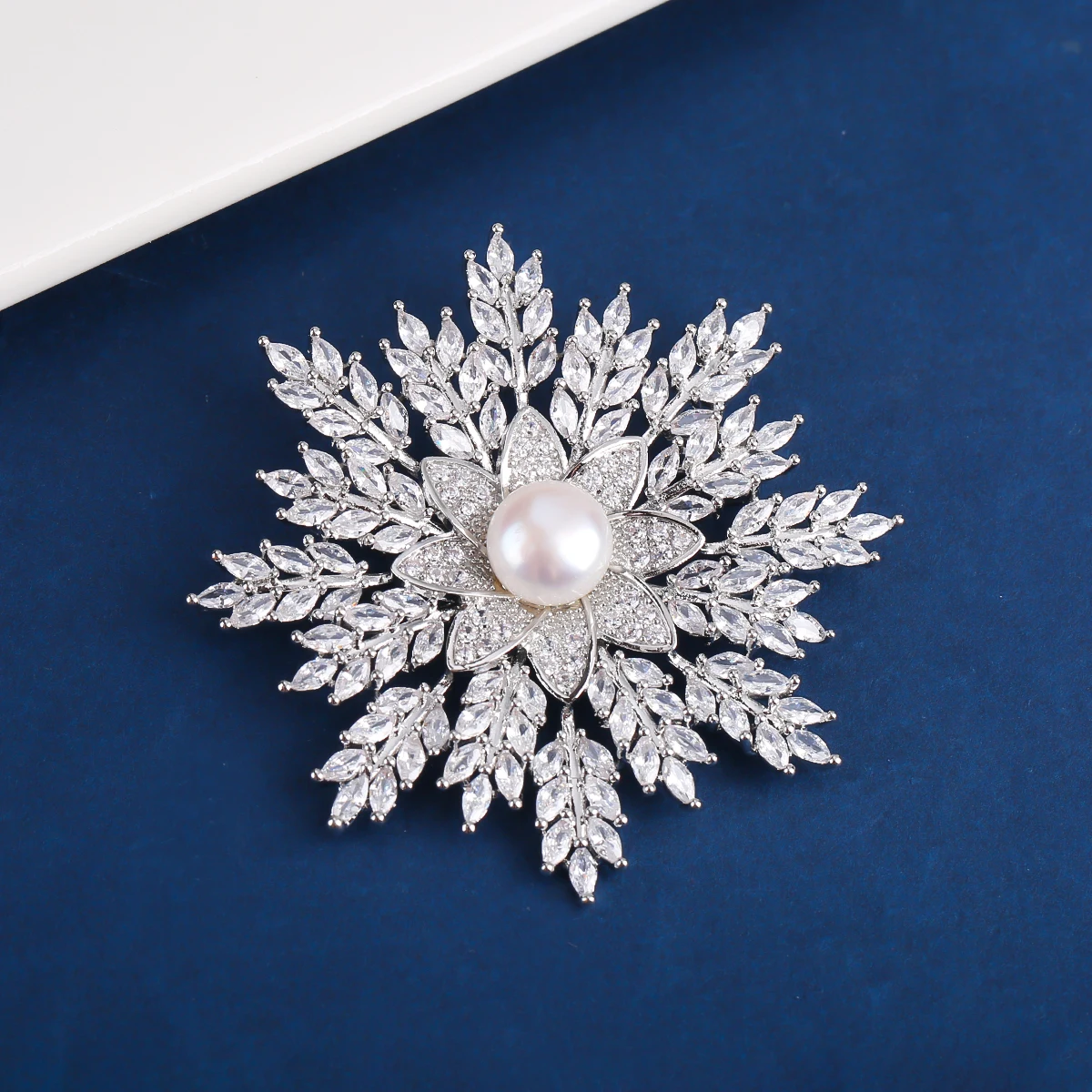 Light Luxury Niche Color Preservation Galvanized Zircon Luxury Inset Pearl Snowflake Brooch Lady Wedding Party Jewelry Gift