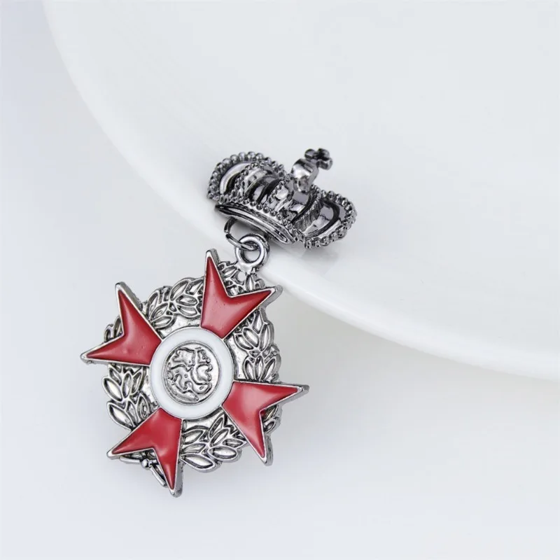 European and American retro oil drop crown shield brooch, alloy engraved totem brooch