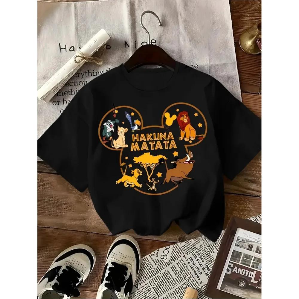 تي شيرت ديزني للسيدات Lion King - Hakuna Matata Simba Mufasa Timon Pumbaa مطبوع بأكمام قصيرة ورقبة دائرية قطن مريح