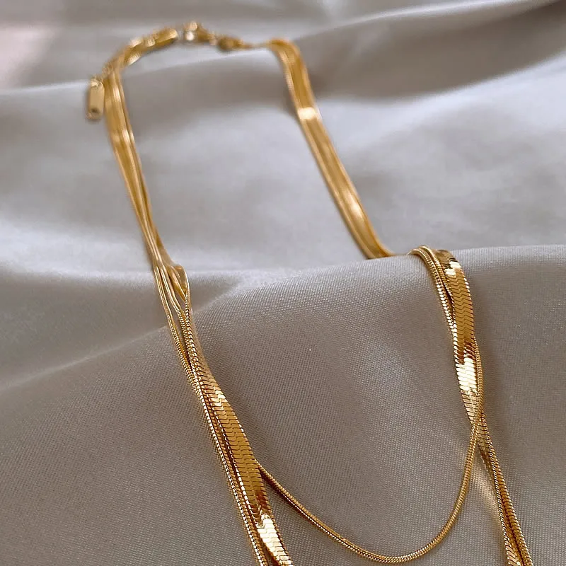 Edelstahl-Halskette in Goldfarbe mit mehrschichtiger Schlangenkette, nicht ausbleichender Schmuck für Frauen, sexy Schlüsselbeinkette-Accessoire – Detail 10