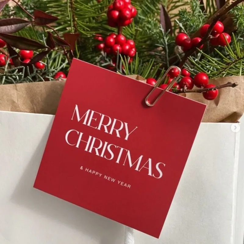 100 Stück rote Weihnachtsgeschenkanhänger und Karten – weiße kursive Frohe Weihnachtsetiketten mit schwarzem Schriftzug, innen leer für die Personalisierung – Detail 3