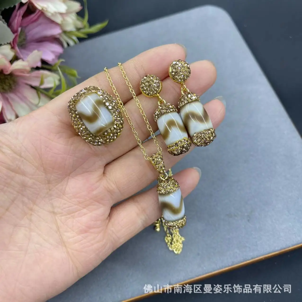 

Ore old dzi beads, tiger teeth Tibetan jewelry three-piece set, natural agate Xizang beads popular pendant necklace earring ring