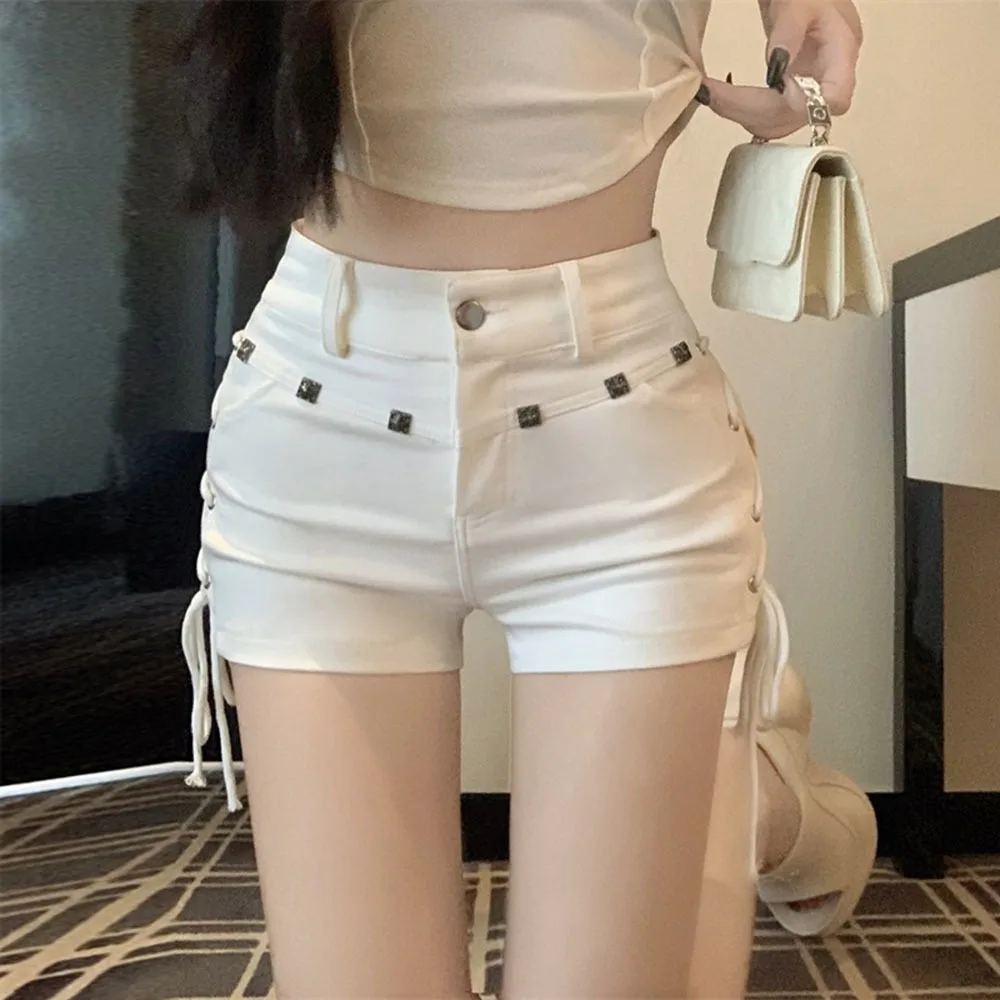 

2024 New Y2K Retro Nightclub Short Pants Women's Sexy Low Waist Washed Bag Hip Denim Shorts White Lace Up Rivet Jean Shorts Girl