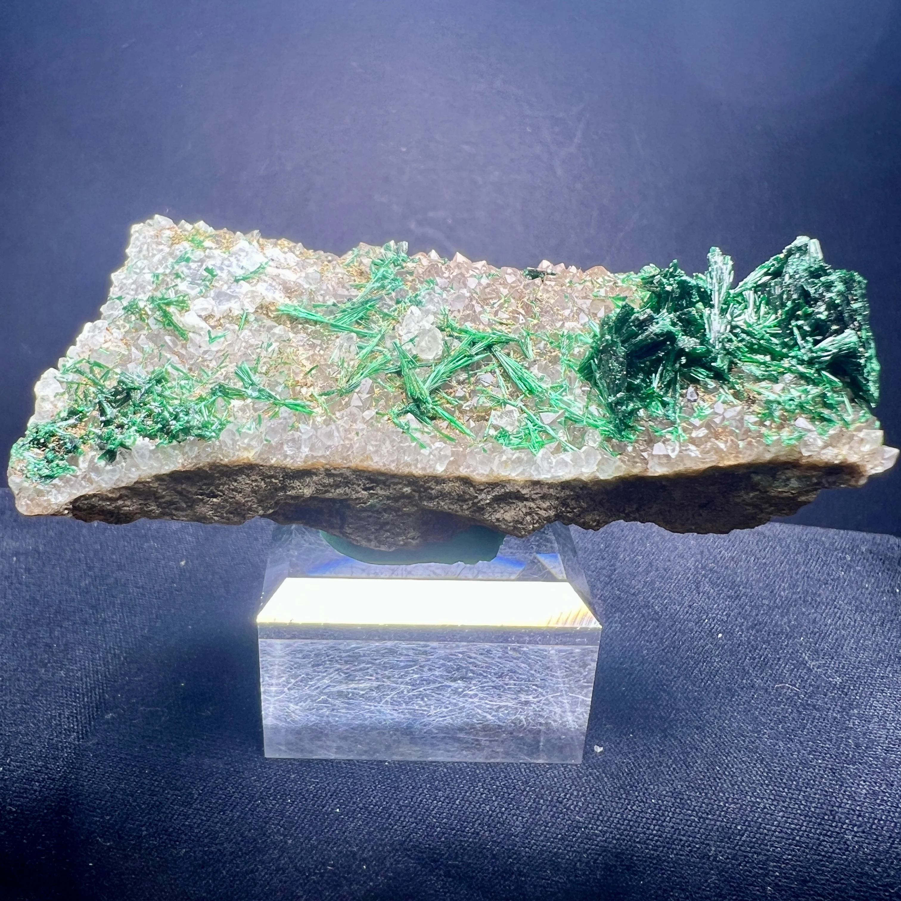

Natural mineral crystal malachite coexisting ore raw stone collection stone display item geological science popularization