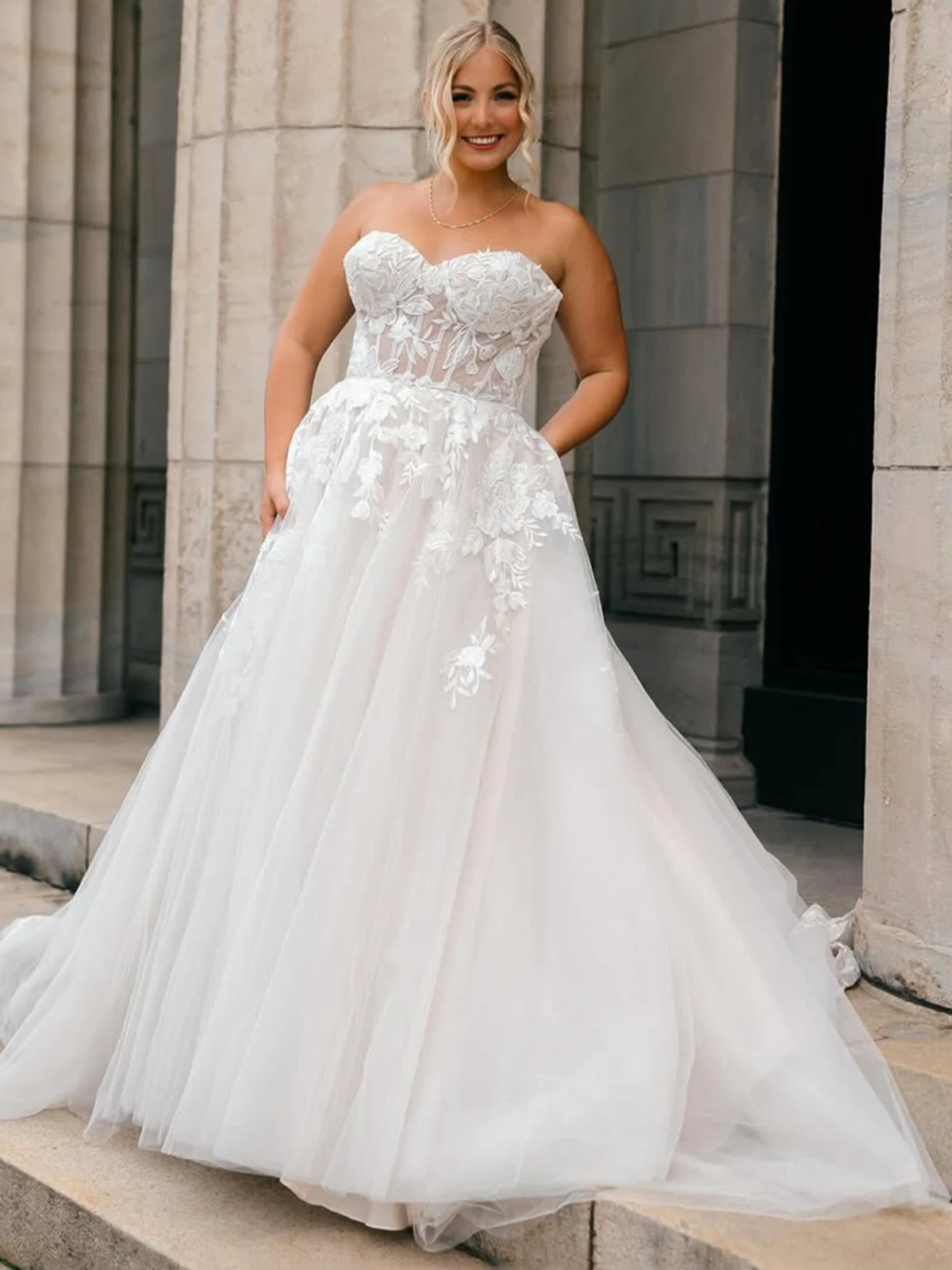 

Elegant Strapless Lace Appliques Wedding Dresses For Bride Long Ball Gown With Train Backless Bridal Gown Vestidos Novia