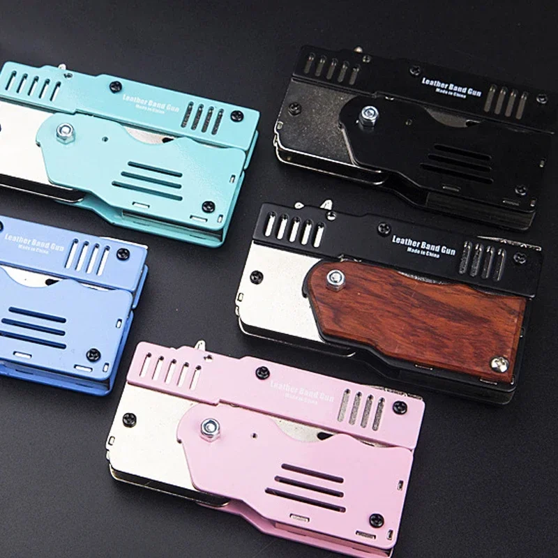 1pc Creative Folding Rubber Band Gun, Children\'s Toy Metal Six-Shot Boy Keychain Pendant Tools