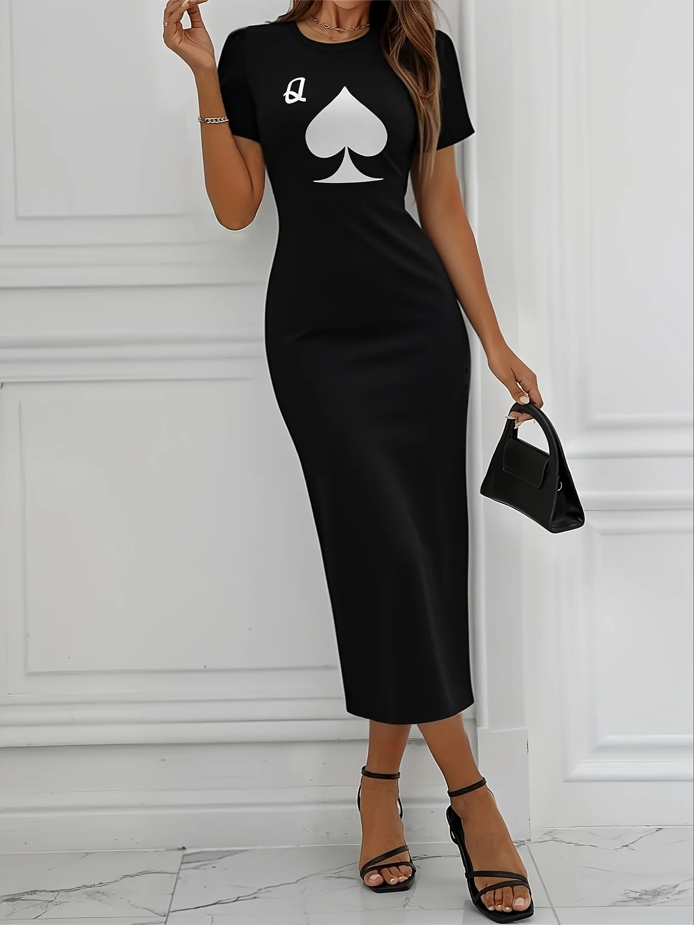 فستان صيفي أسود مثير للنساء مطبوع عليه خط الحب كاجوال بقصة ضيقة بدون أكمام ورقبة دائرية فستان قصير