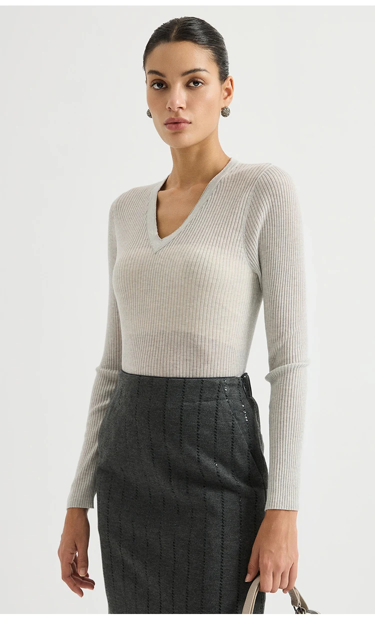 BY3621711 Damen-Pullover mit tiefem V-Ausschnitt, Lurex-Rippstrick-Wollmischung, langen Ärmeln, V-Ausschnitt, Kettenverzierung, schlanke Passform, dezenter Luxus für den frühen Herbst – Detail 10