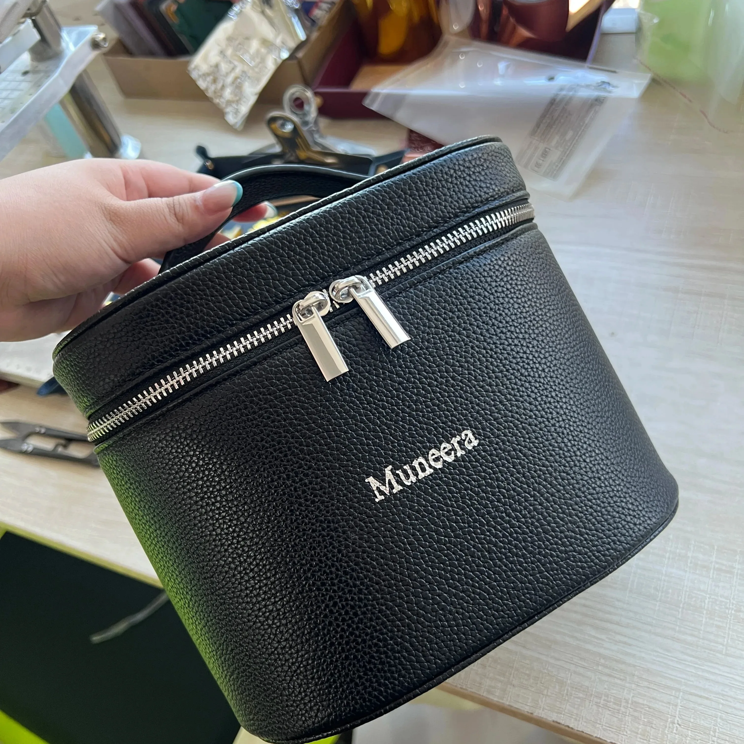 Personalisierte Reise-Kulturtasche mit Namen, tragbare PU-Leder-Aufbewahrungstasche mit separatem Waschfach-Organizer, ideal für Sie – Detail 6