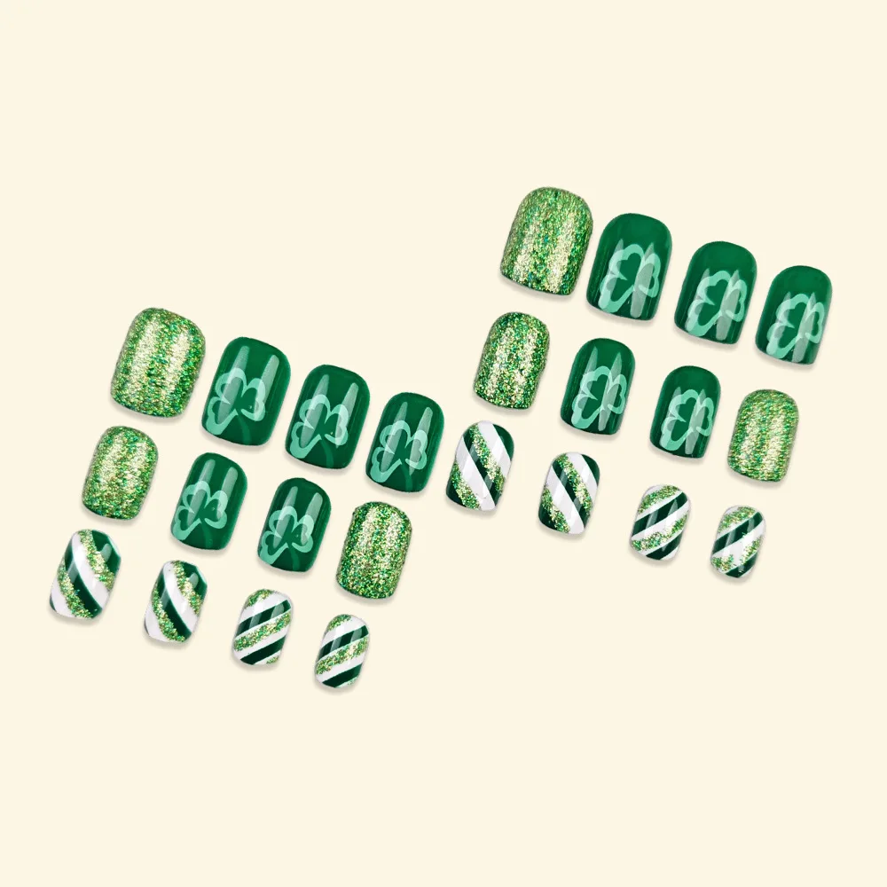 24 pièces à pression carrée courte sur les ongles-paillettes vertes avec des rayures vertes et blanches et conception de trèfle porte-bonheur