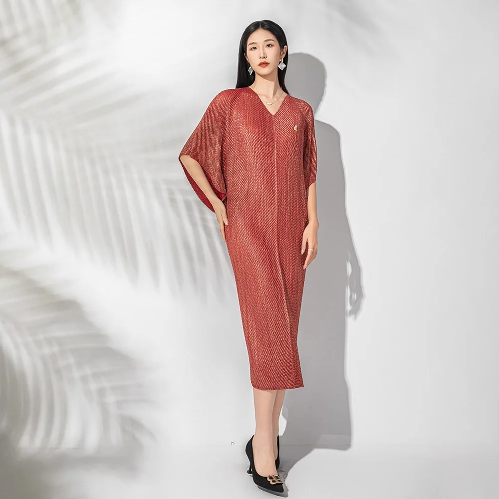 

Miyake Pleated Large Size Dress Hip Belt Slim Waist Corsage V Neck Bat Sleeves Five-Quarter Sleeves Elegant Lady High Elasticity