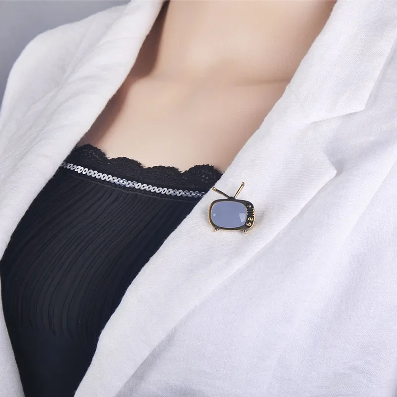 Blucome Classic Vintage TV Television Shape Brooch Gold Color Enamel Brooches Parents Gift Scarf Sweater Collar Pins Accessories