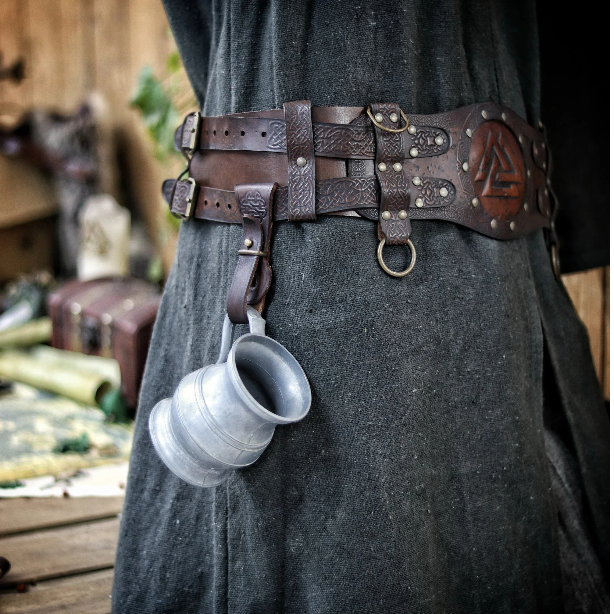 

Versatile Leather Belt Clasp Perfect for LARP, Cosplay, and Medieval Accessories