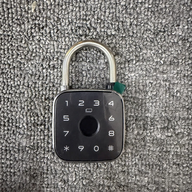 Fingerprint Padlock Weatherproof - TuyaスマートBluetooth南京錠。指紋認証、パスワード、RFIDカード、アプリキーの5つの機能を搭載。屋外のジムや学校のロッカーなど、天候に左右されない環境で使用可能。