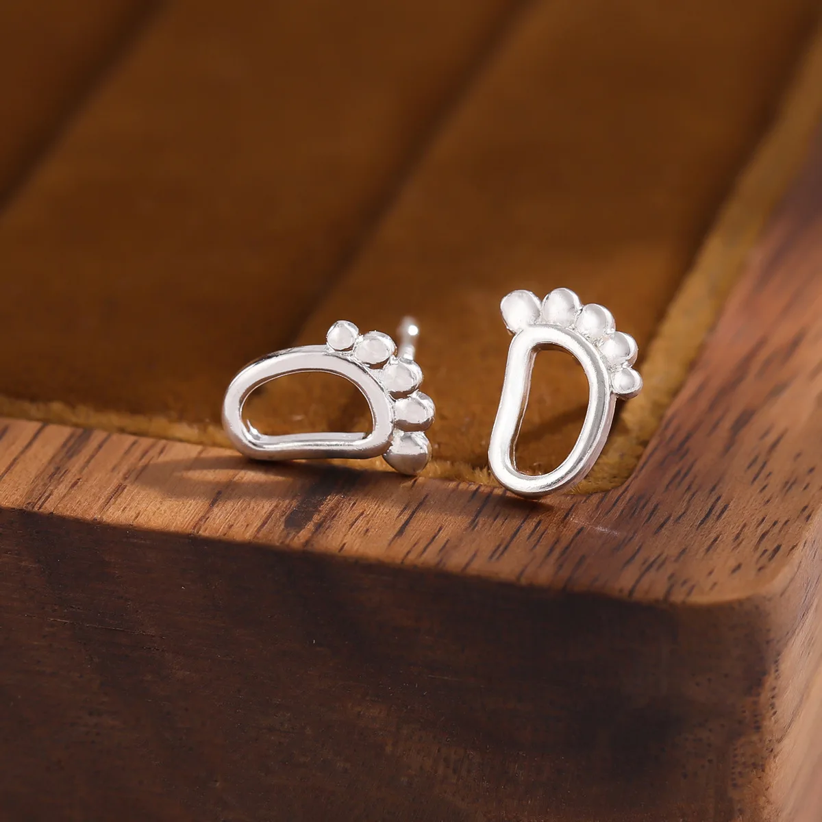 

Новые модные креативные серьги-гвоздики из стерлингового серебра 925 пробы с полым дизайном, персонализированные, простые, E231