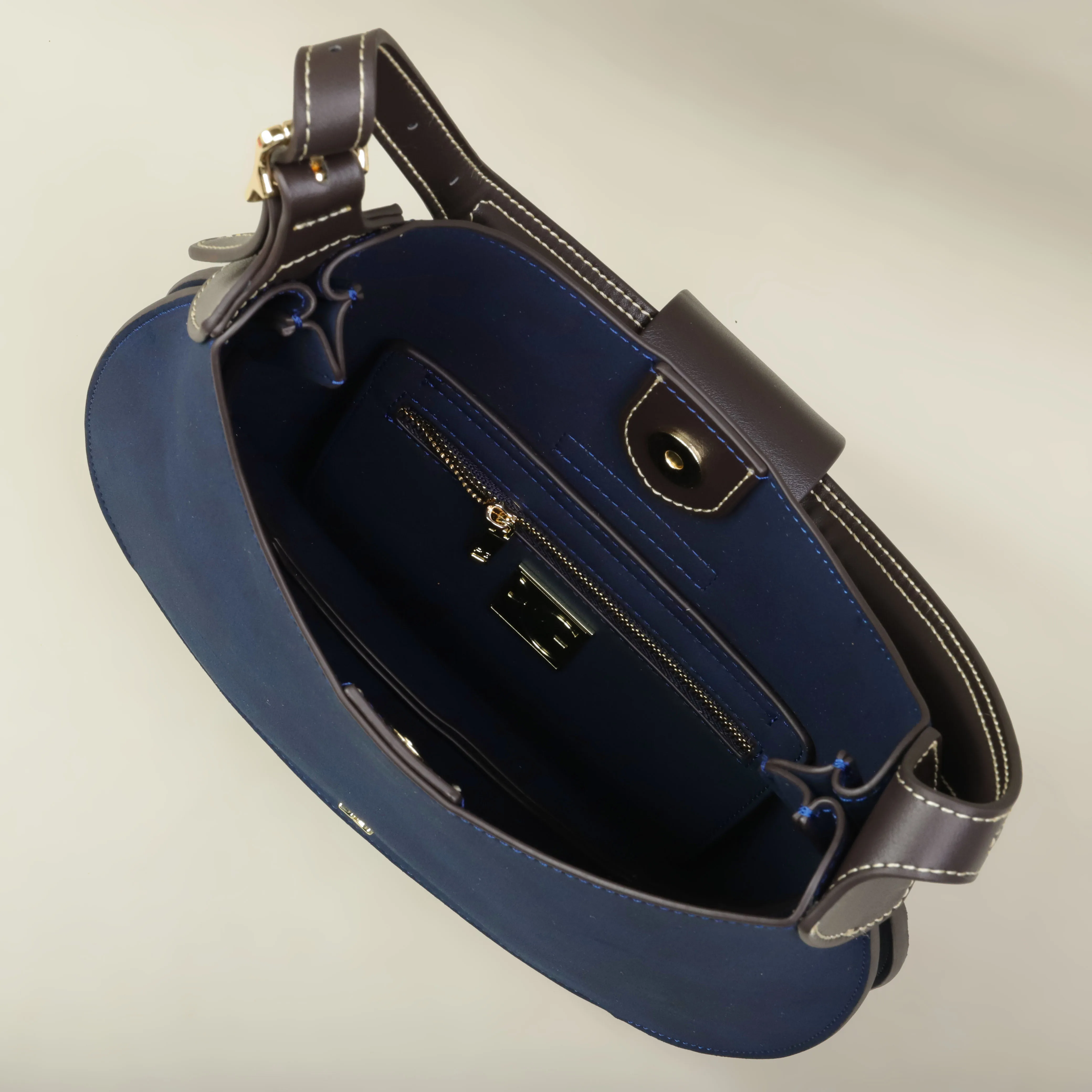 PG Fashion Unterbeintasche Klassisches Design Hochwertige Minimalistische Elegante Damen-Handtasche in Knödelform Ausverkauf – Detail 15
