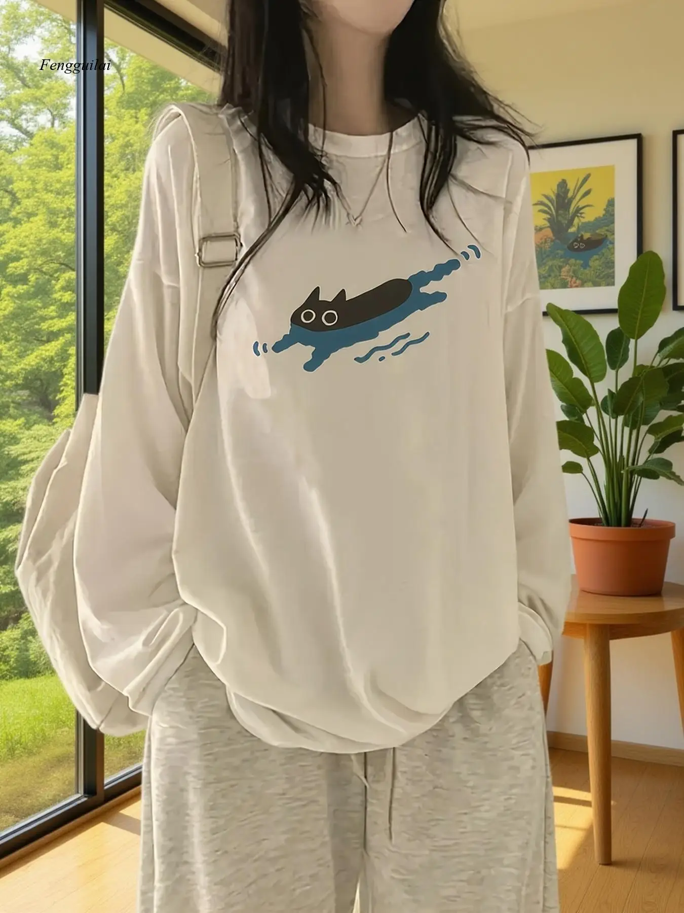 

Свитер-туника — мягкий белый топ с длинными рукавами и круглым вырезом с синим смокингом с кошачьим принтом, уютный свободный крой, всесезонная повседневная одежда