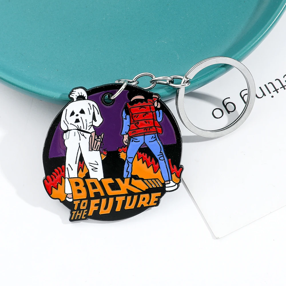 Llavero de Regreso al futuro, llavero de metal Doc y Marty con dije esmaltado, perfecto para regalos de fanáticos de las películas