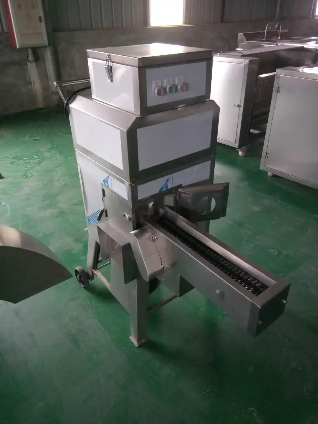 Factory supply Electric Automatic Sweet Corn Sheller 500KG/H Fresh Corn Peeling Threshing Machine