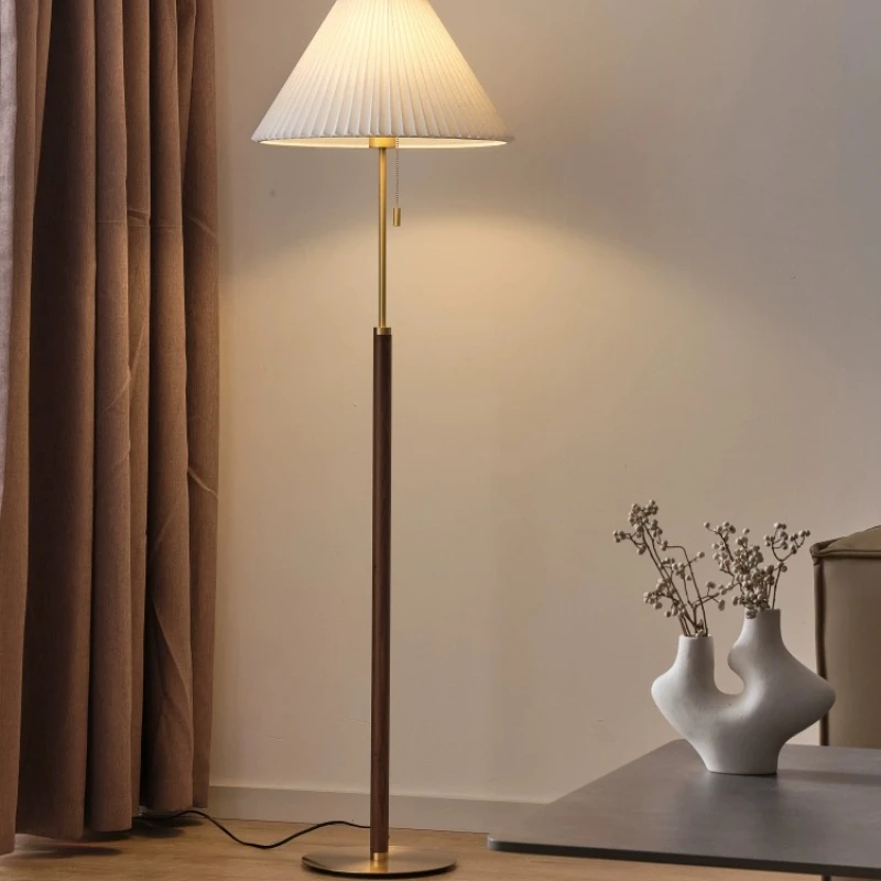 مصباح أرضي عتيق لغرفة المعيشة وغرفة النوم، مصباح بجانب السرير أمريكي فاخر من القرون الوسطى مصنوع بالكامل من النحاس والجوز بطيات راقية