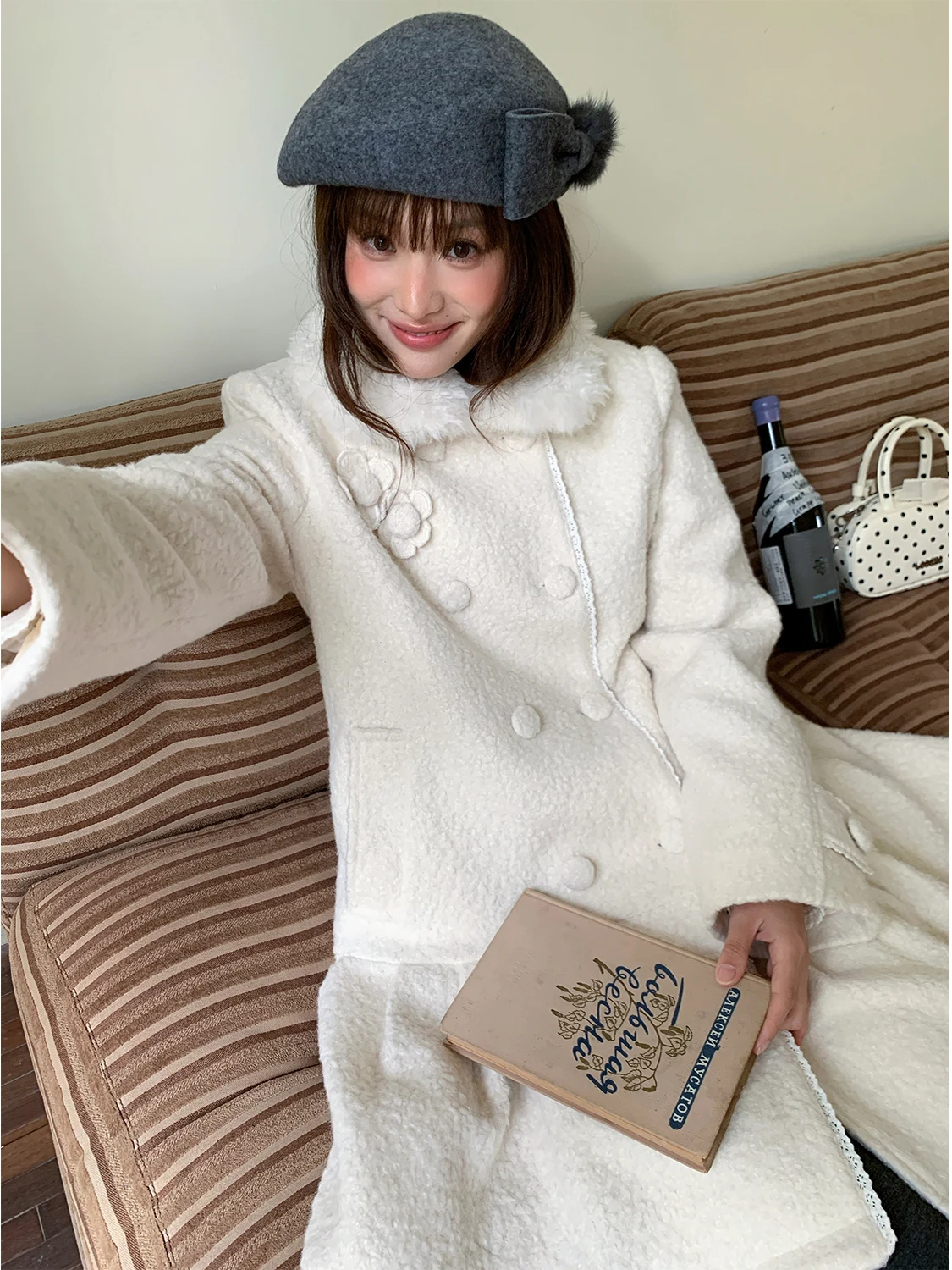 

Зимнее женское шерстяное пальто Ruan Ruan Bai Li Hua 2025 с отстегивающимся меховым воротником, утепленное, средней длины