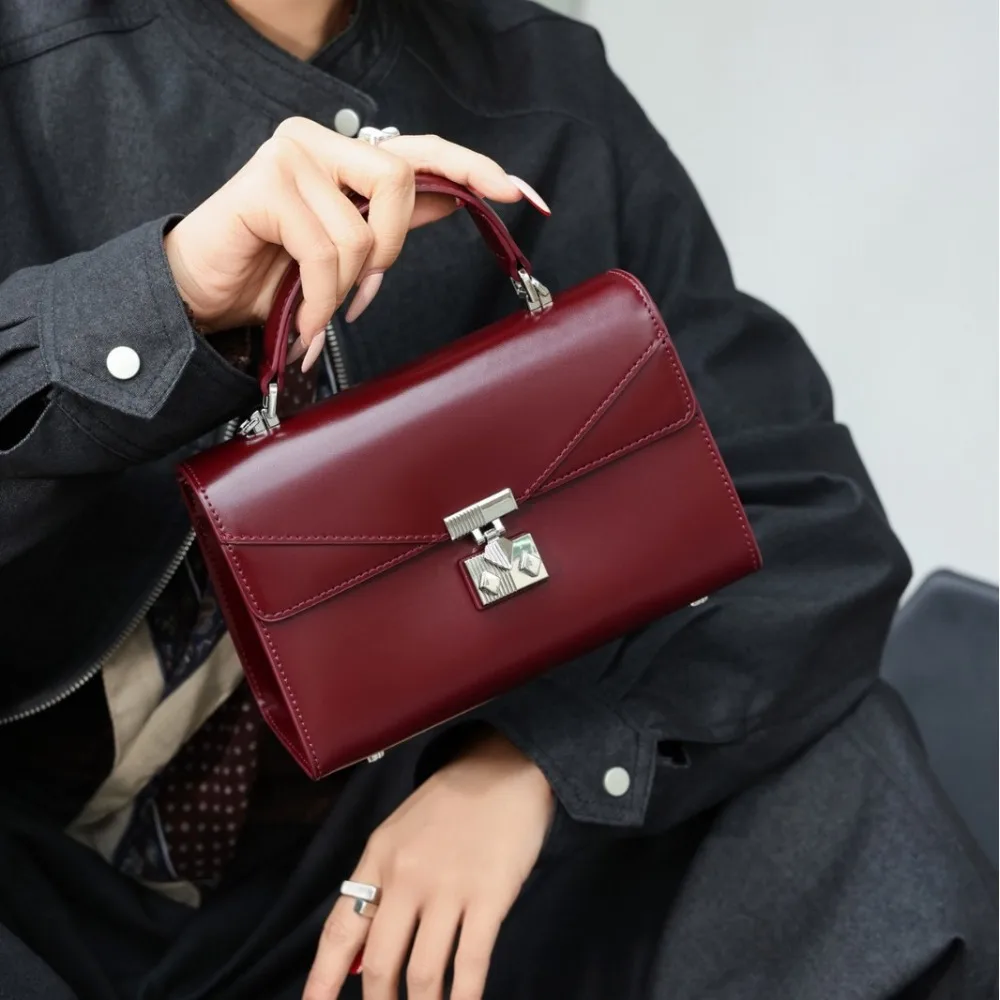 

New Simple Large-capacity Commuter Lock Fashionable Niche Design Versatile High-end Handheld Shoulder Crossbody Bag