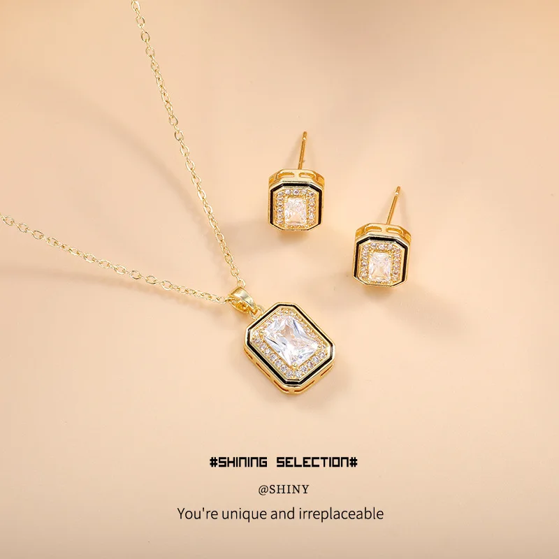 2026 New Retro British INS Style Small Square Light Luxury High-end Feeling Collarbone Chain Circular Pendant Zircon Necklace