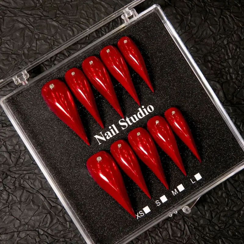 unhas-posticas-de-efeito-stiletto-extra-longas-de-cor-vermelha-vibrante-e-com-acabamento-brilhante-feitas-a-mao-com-aplicacoes-de-strass-ideais-para-festas-de-halloween-e-eventos-de-cosplay