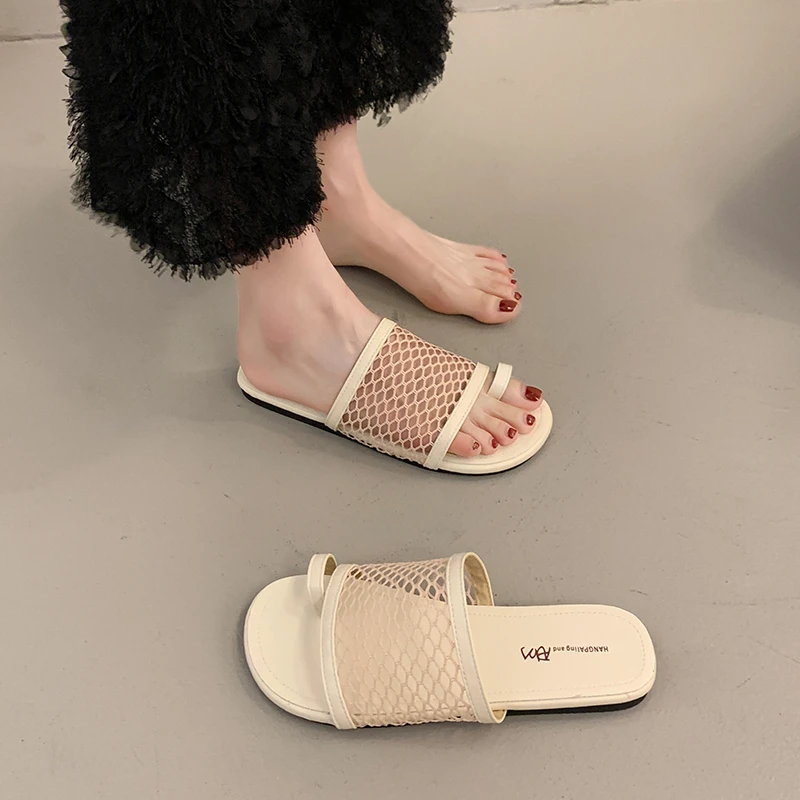 الجوف خارج موضة تو تغطي في الهواء الطلق المرأة أحذية مفتوحة للنساء 2025 جديد الصيف تنفس عادية شقة القاع النعال