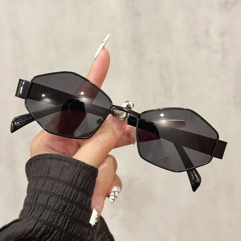 Modische Polygonale Damen-Sonnenbrille 2025 Vintage Marken-Rhombus Sonnenbrillen für Damen Einzigartige Metallrahmen Punk-Brillen für Herren – Detail 13