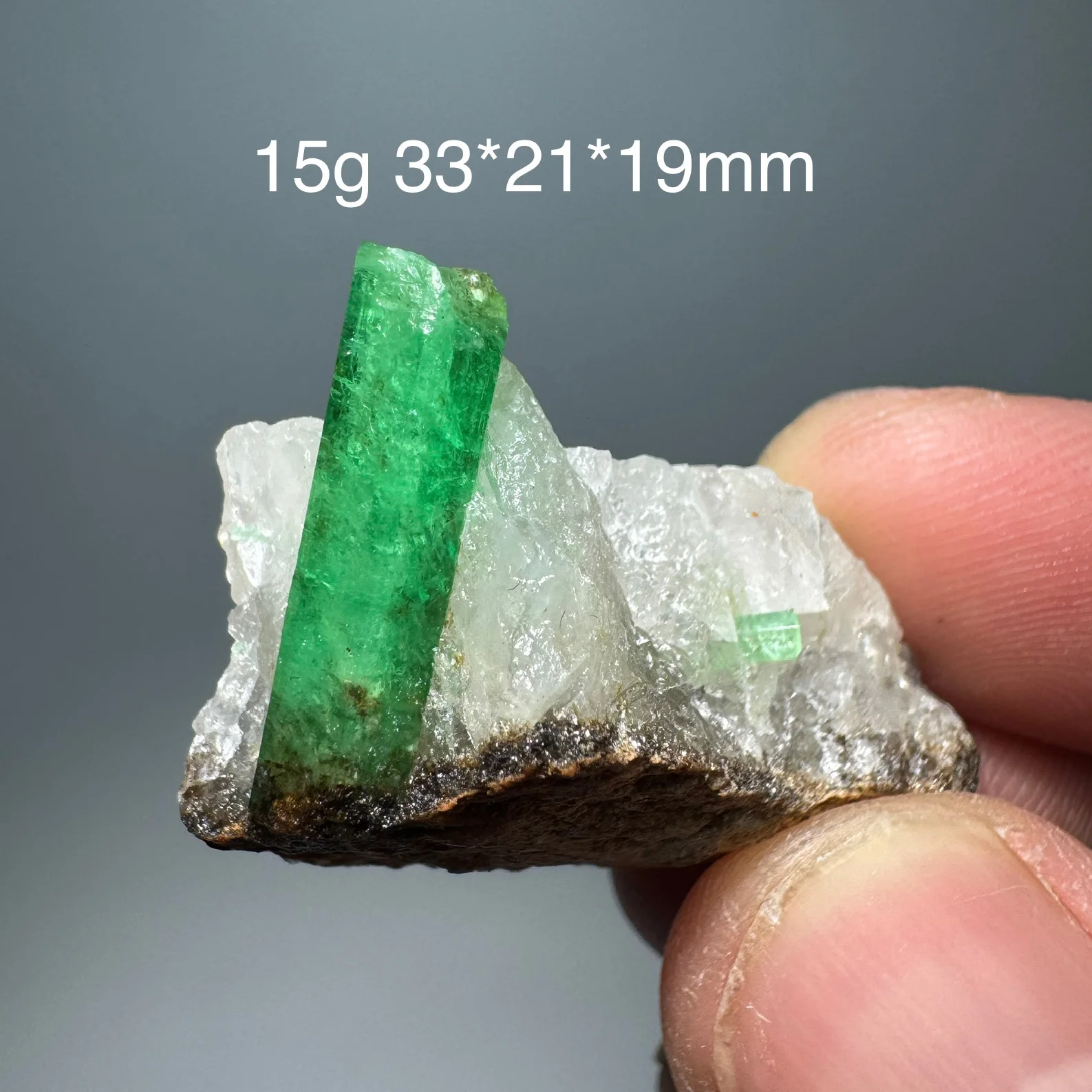 عينة معدنية من الزمرد الطبيعي + بلورات كوارتز شفاء وأحجار كريمة صخرية #2