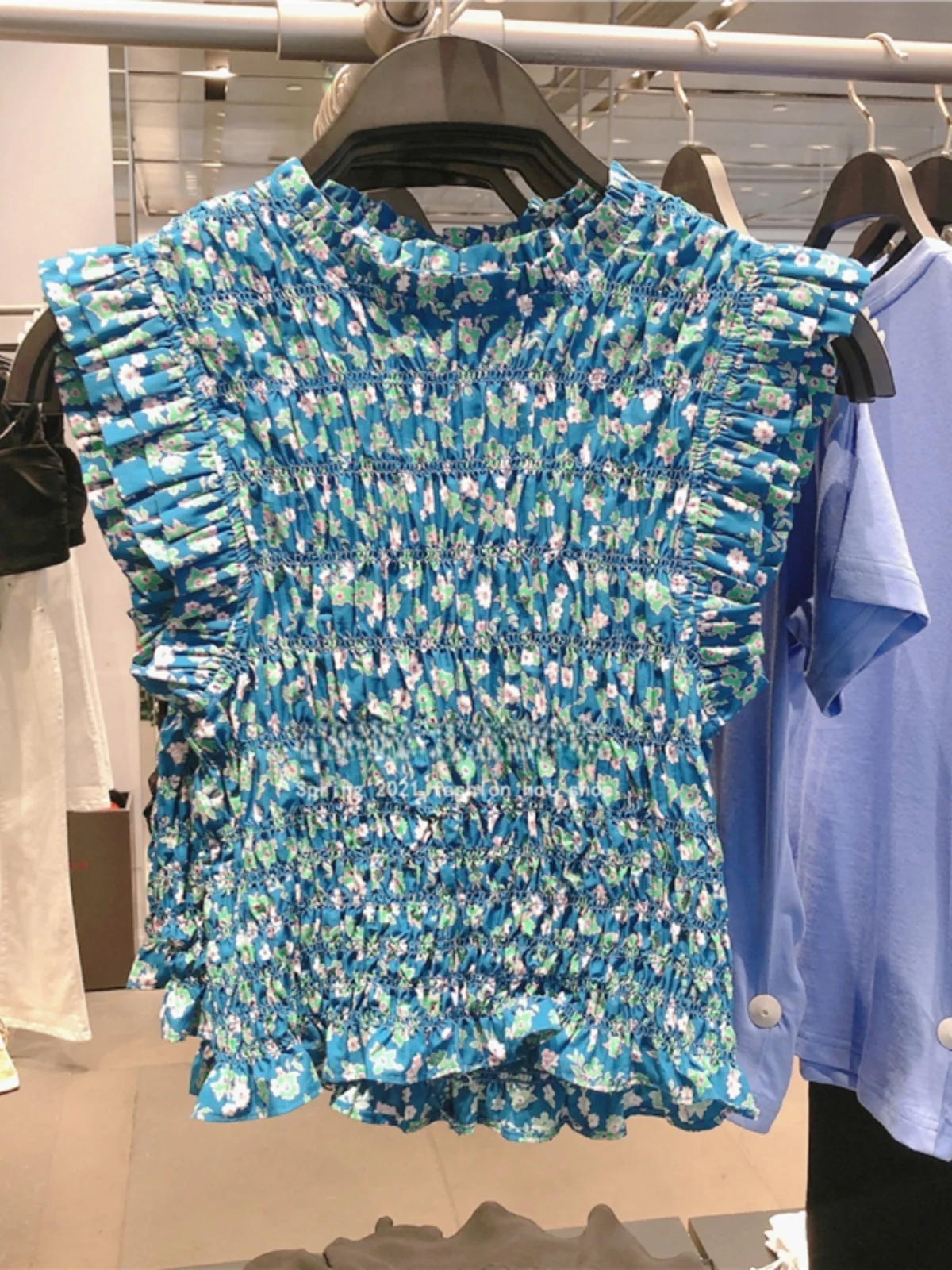 เสื้อผ้าผู้หญิงฤดูร้อน 2025 ผ้าเนื้อสัมผัสเก๋ไก๋ แขนสั้น ทรงหลวม ผ้าโพลีเอสเตอร์ คอกลม ไม่มีแขน เหมาะสำหรับใส่เดินทาง แฟชั่นทันสมัย