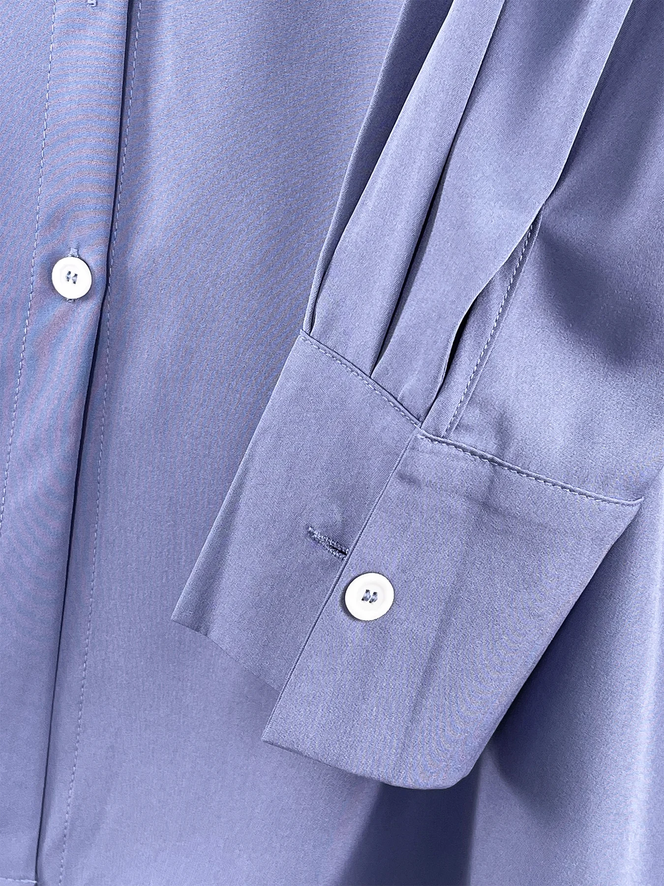 Camisa con botones de manga larga y cuello con dobladillo dividido, elegante y versátil