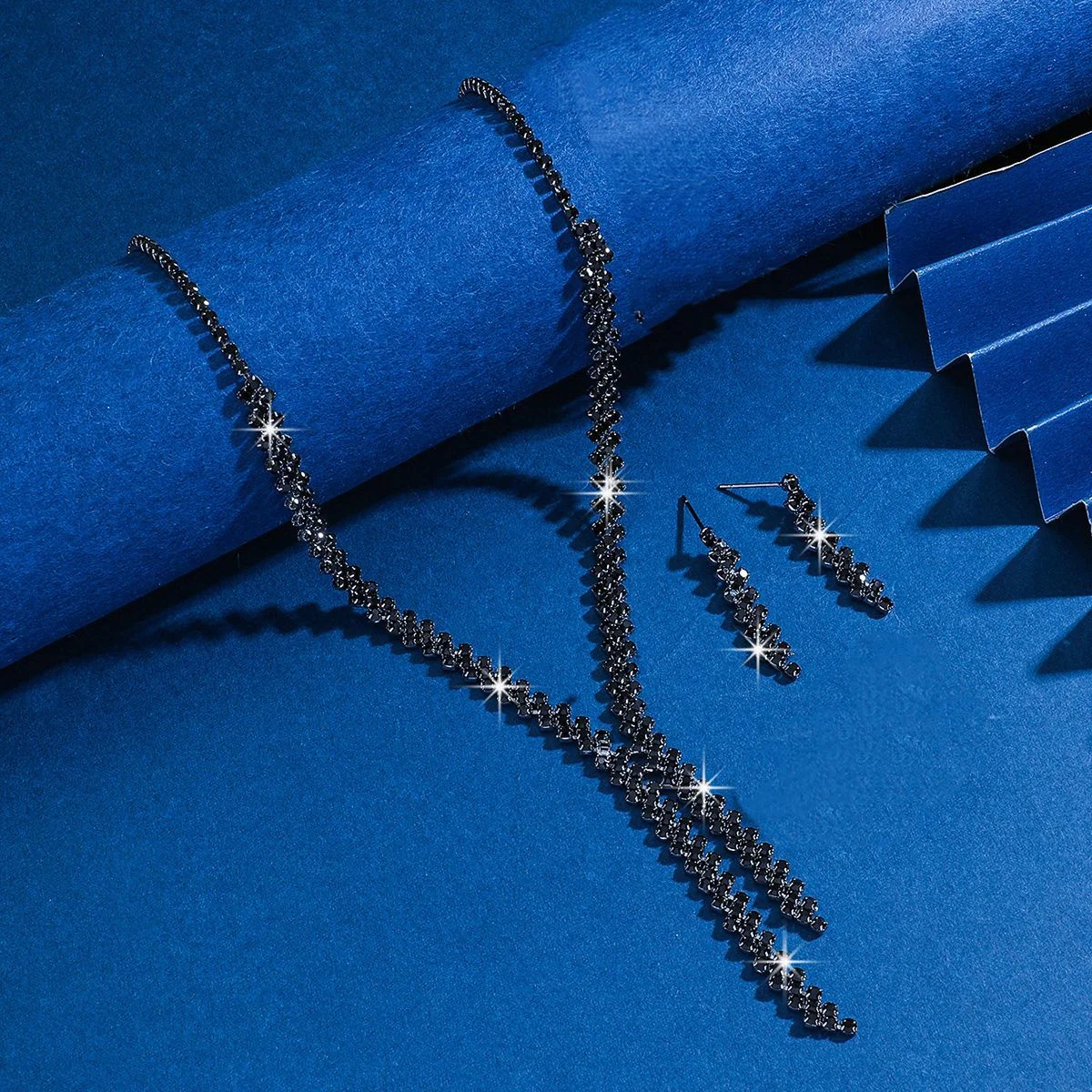 Luxuriöses Schwarzes Kristall Y-Halsketten-Ohrringe-Set für Damen, Gotischer Strass-Schmuck für Party, Abschlussball und Abendgarderobe – Detail 4