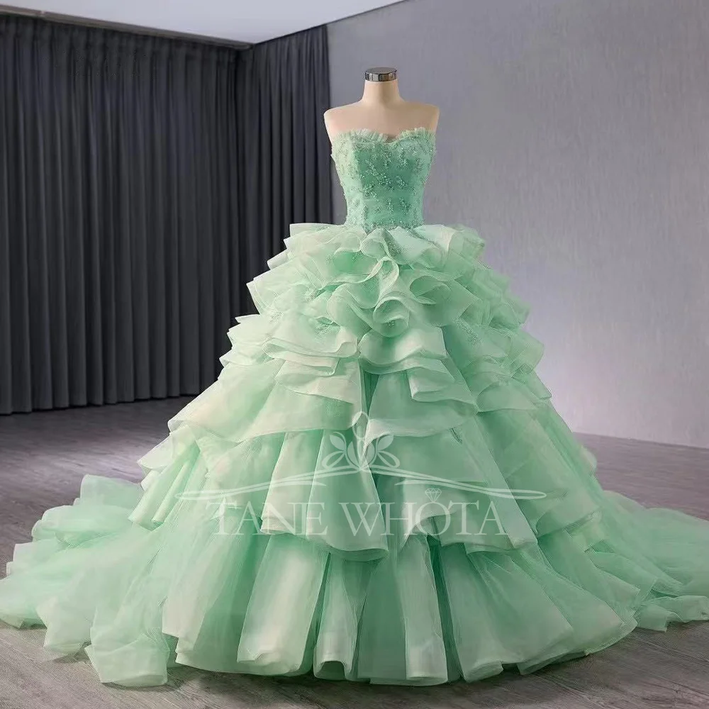 Abiti Quinceañeras Princesas 2025 Sweetheart senza maniche con lacci sul retro Perline Paillettes a strati Abito lungo verde personalizzato