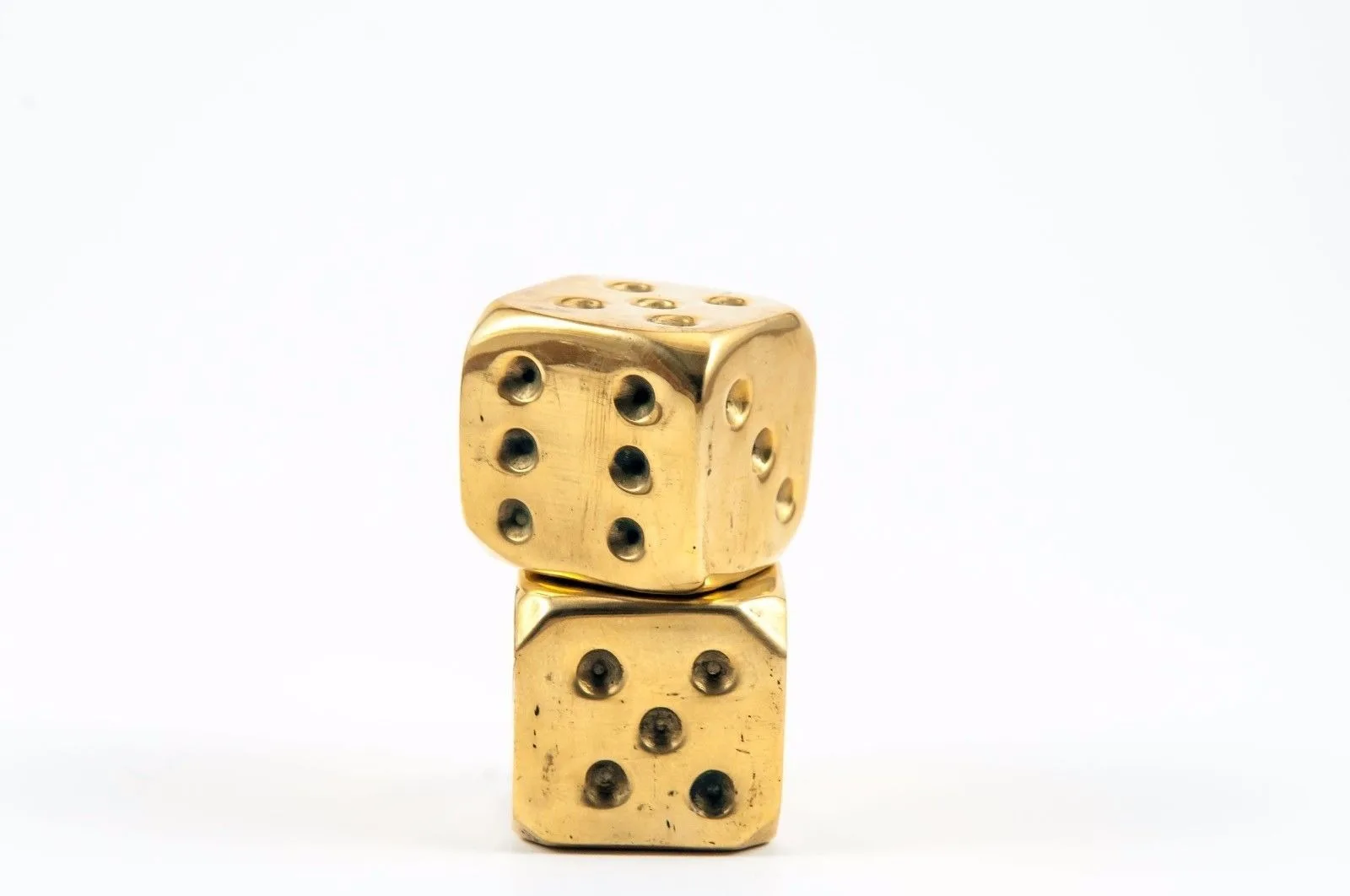 2 Pcs Metal Gold Mahjong Brass Dice Set 0.58inch/15mm Small Solid Copper Weighted Metal Dices Poker Retro Style 6 Sided Dice for Party Game Party Family Board Games RPG Bunco